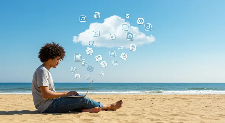Rad u oblaku – mladić koristi laptop na plaži, fajlovi se sinhronizuju.